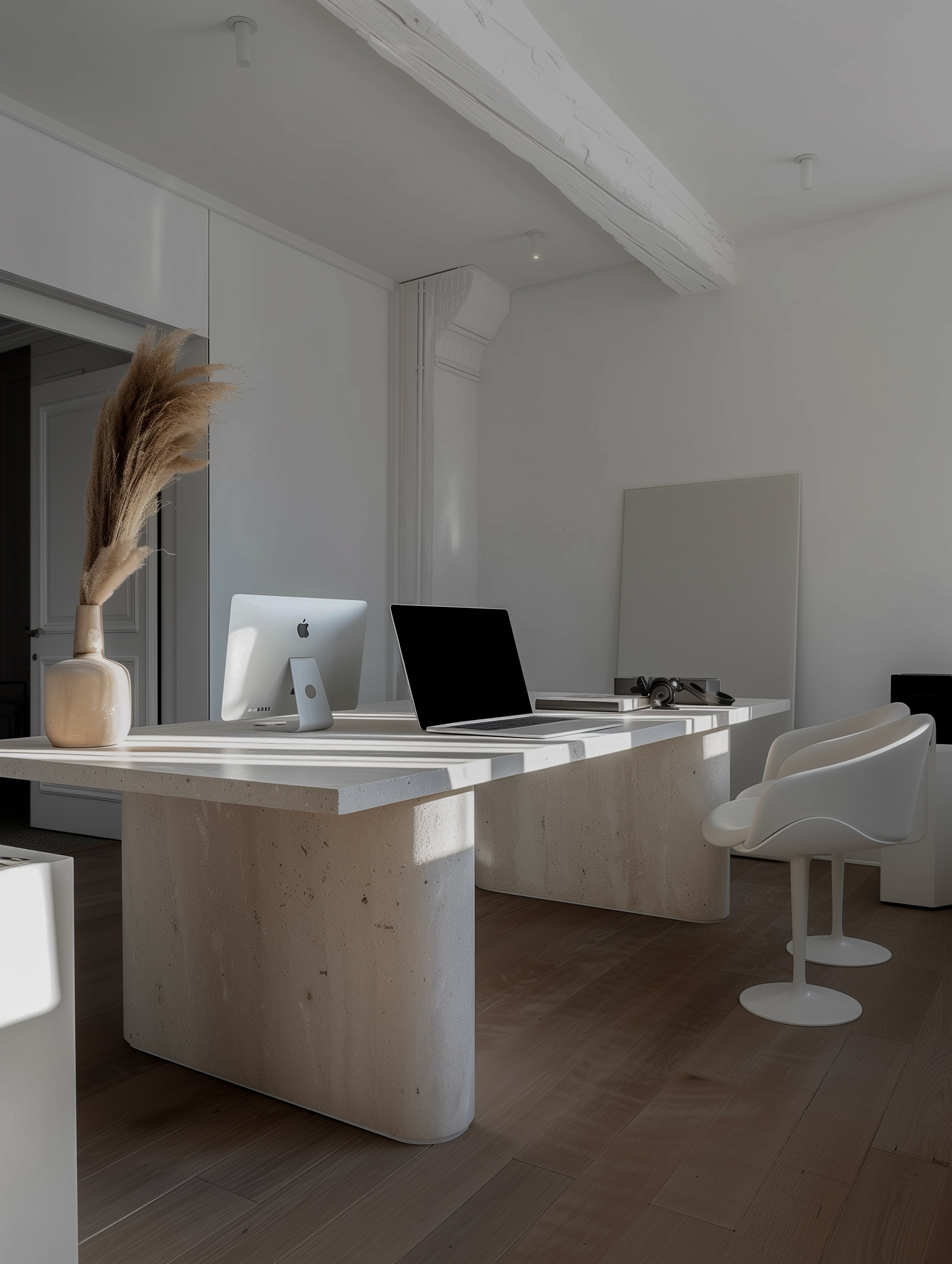 A clean, minimal visual representing clear messaging in digital marketing, showing simplicity and instant understanding over complex communication.